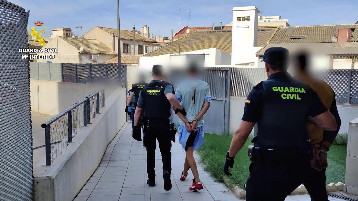 Traslado de dos de los detenidos a las dependencias del cuartel de la Guardia Civil de Almoradí