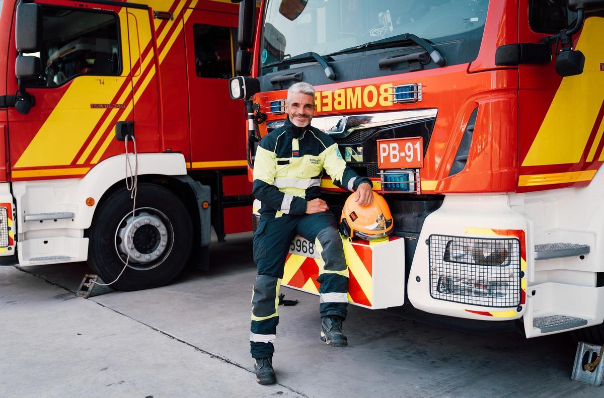 Jaime Domínguez frente a uno de los camiones de Bomberos de Madrid.