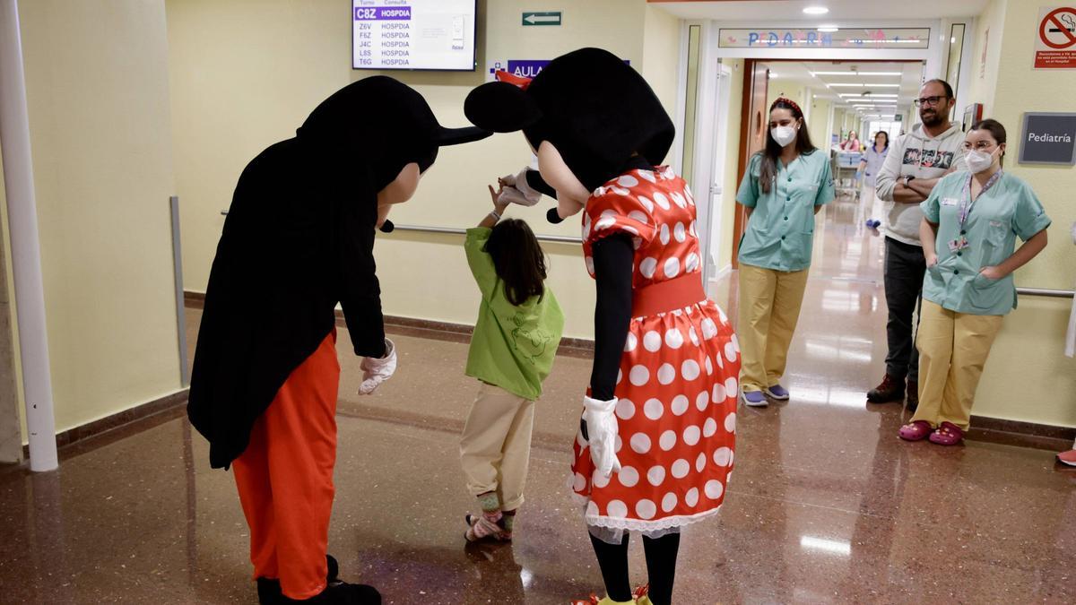 VIDEO: Así fue la emotiva visita de Mickey y Minnie Mouse a los niños ingresados en el Hospital de Cabueñes