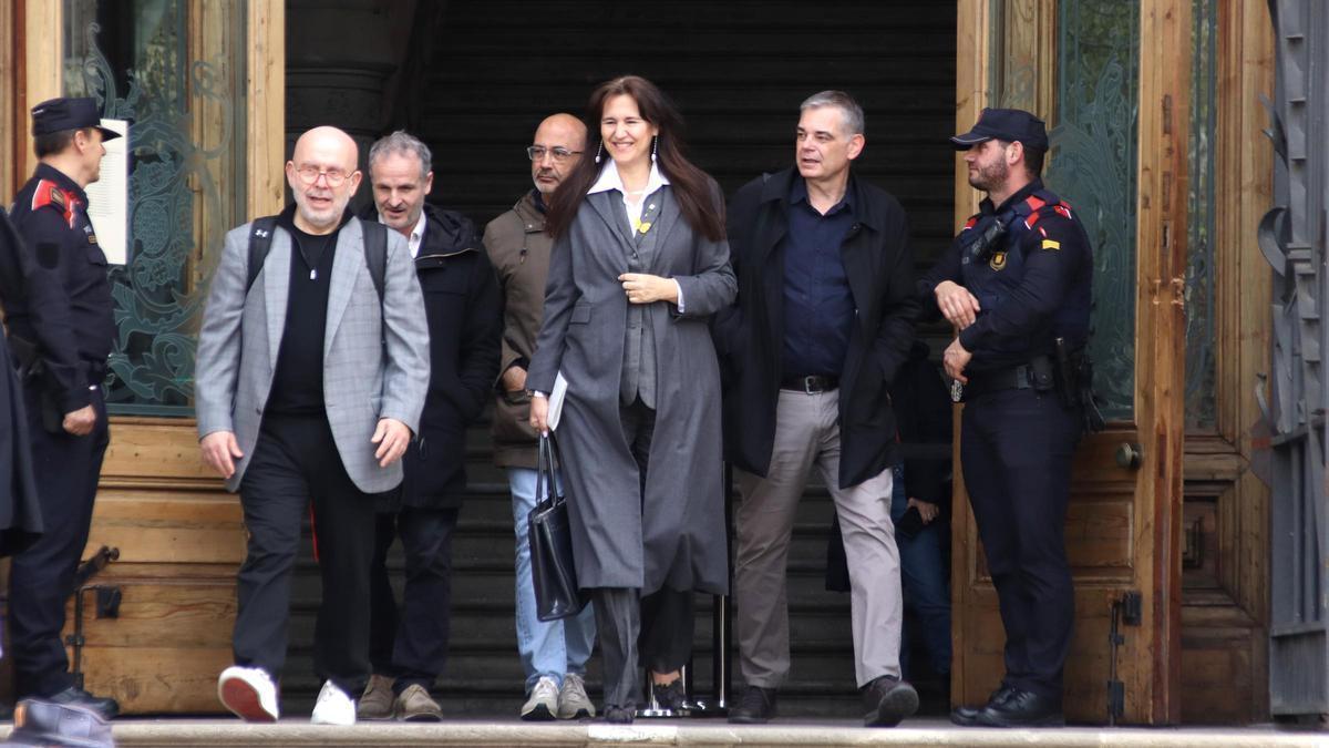L'expresidenta del Parlament i exdirigent de Junts, Laura Borràs, i el seu advocat Gonzalo Boye sortint del TSJC després de recollir la petició d'indult parcial.