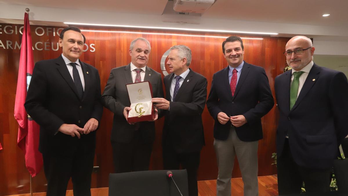 Imposición de la insignia de oro a Antonio Mingorance en la sede del Colegio de Farmacéuticos.