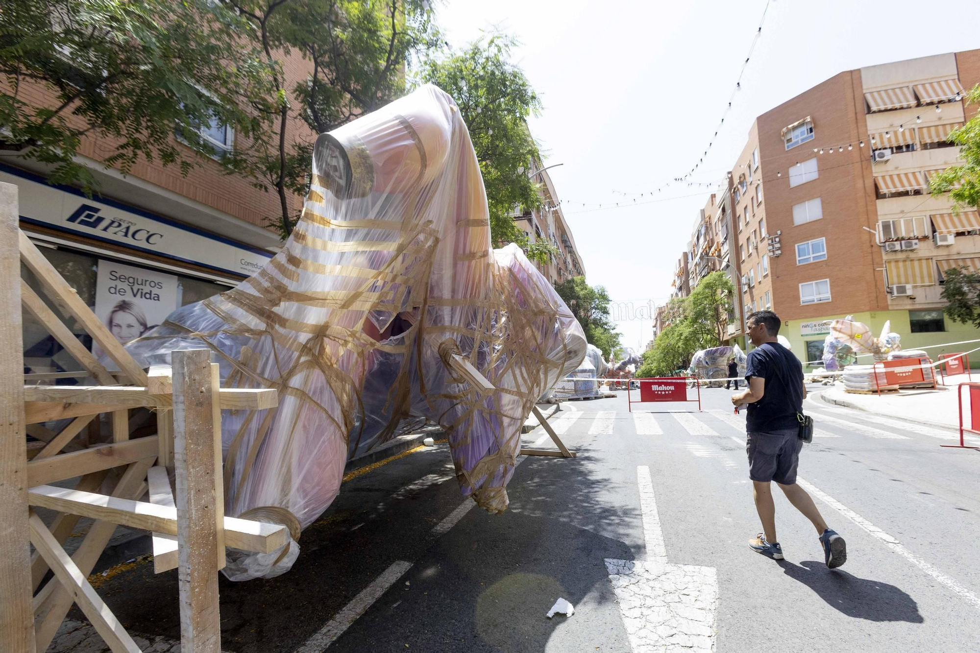 Las hogueras de Especial arrancan su plantà en Alicante