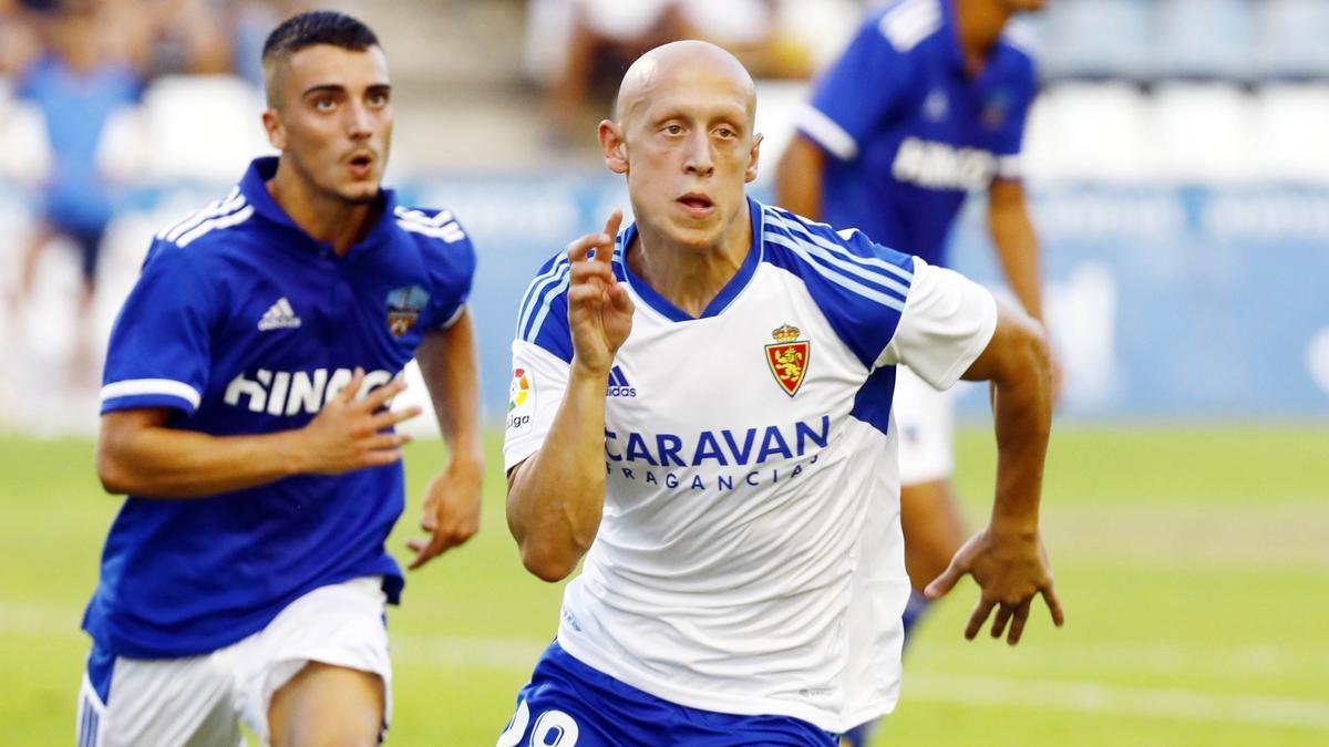 Mollejo, que se estrenó en el Zaragoza, corre tras un balón.