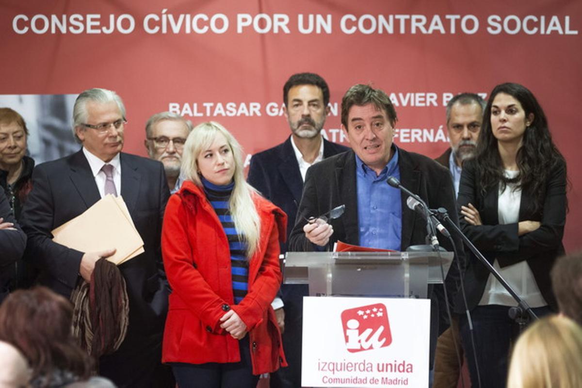 El candidat d’IU a la Comunitat de Madrid, Luis García Montero, presentant el seu Consejo Cívico, que vigilarà el compliment de les propostes electorals de la coalició el passat 27 de març a Madrid. 