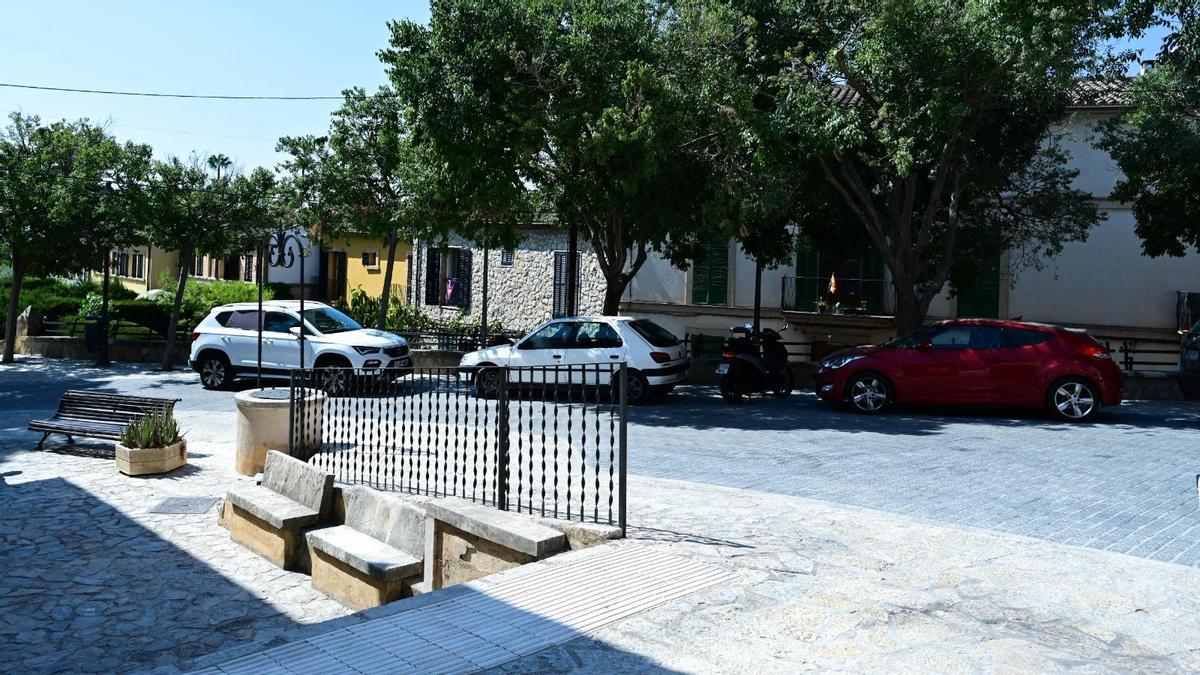 Entre las mejoras realizadas en la plaza Immaculada, se han renovado los peldaños de la escalera de acceso al Centro Cultural, se han reparado e instalado nuevas barandillas y se han creado alcorques para la plantación de nuevo arbolado.