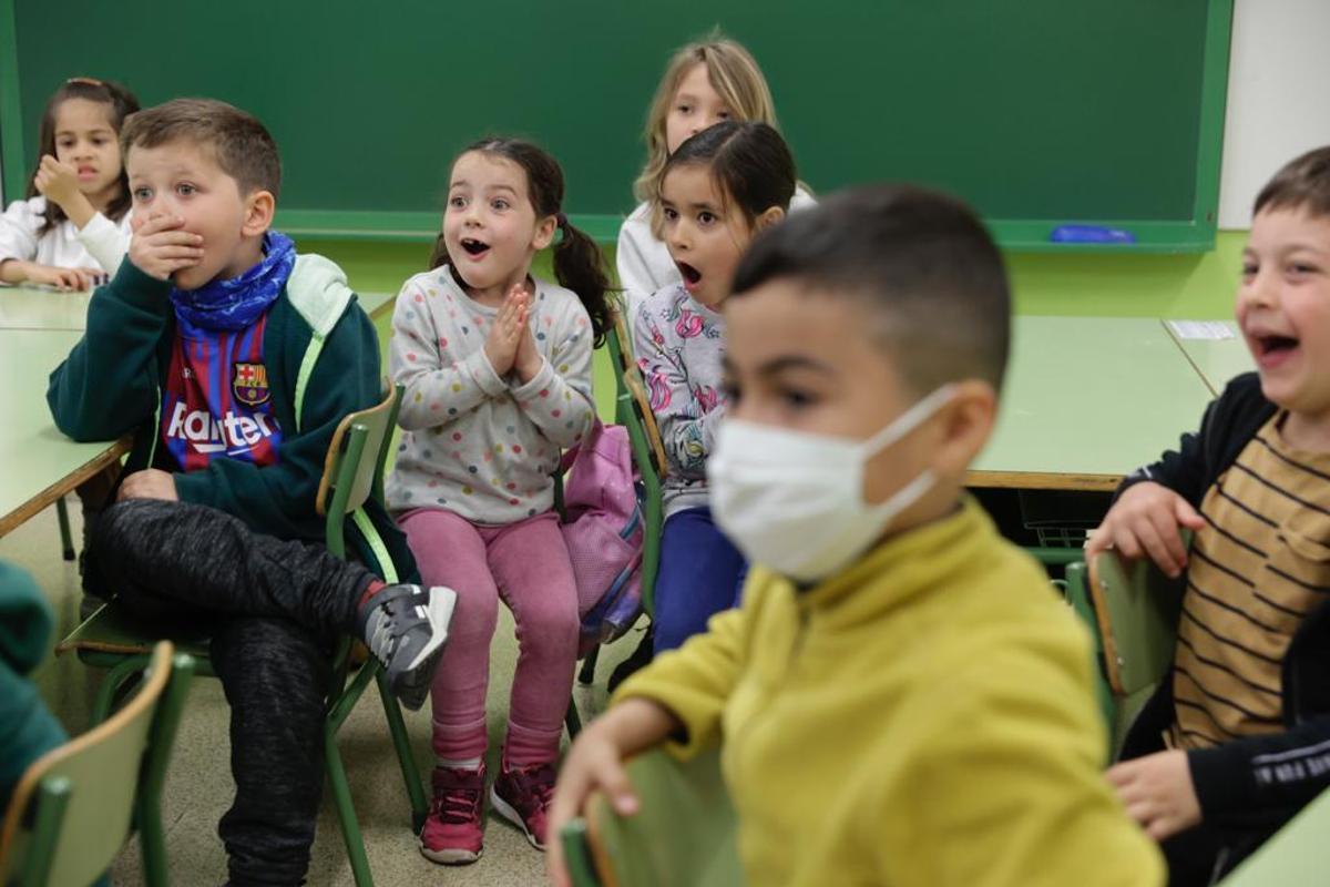 Niños sin mascarilla en su vuelta al cole en la escuela Diputació, tras las vacaciones de Semana Santa.