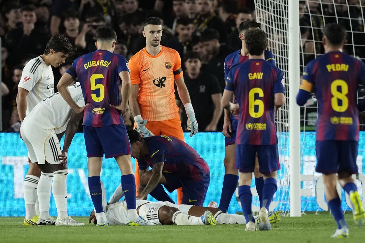 El centrocampista británico del Real Madrid Jude Bellingham se duele en el suelo, durante el encuentro correspondiente a la jornada 35 de LaLiga que FC Barcelona y Real Madrid