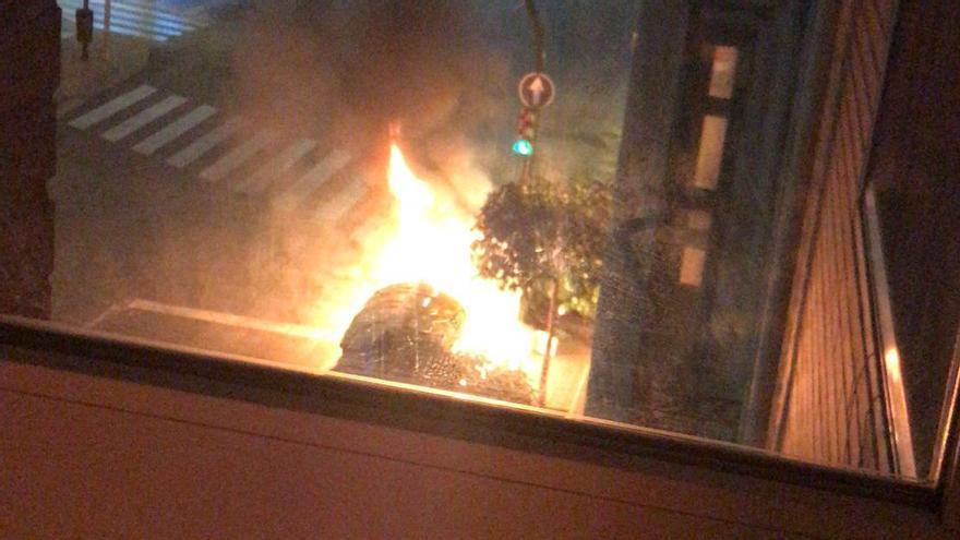 Un contenedor ardiendo en la calle Mayor de Espinardo, anoche.