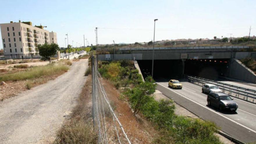 Imagen del túnel de la autovía y, a la izquierda, edificios de l&#039;Alquería que ya no se verán afectados por la reserva de suelo.