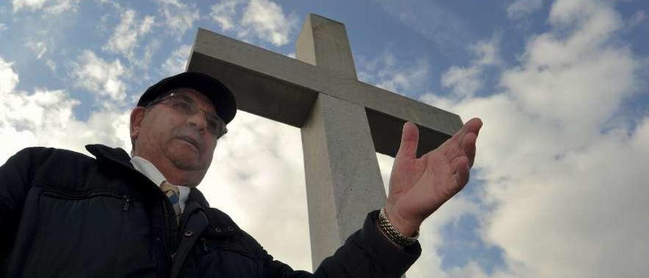 Pedro de la Fuente, junto a la gran cruz levantada en el atrio de la iglesia de Solobeira, ayer. // Iñaki Abella