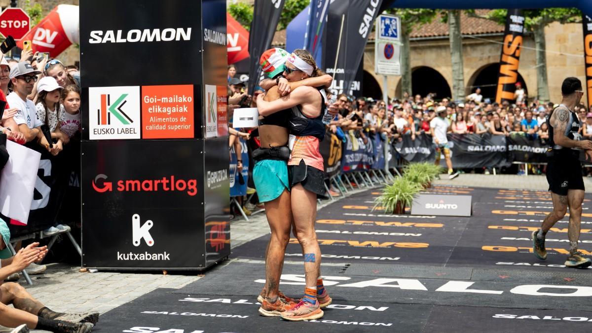 Sara Alonso y Judith Wyder, en la meta de Zegama