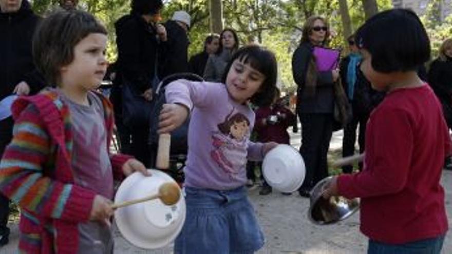 Una cacerolada popular reclama que el parque Bruil &quot;recupere su dignidad&quot;