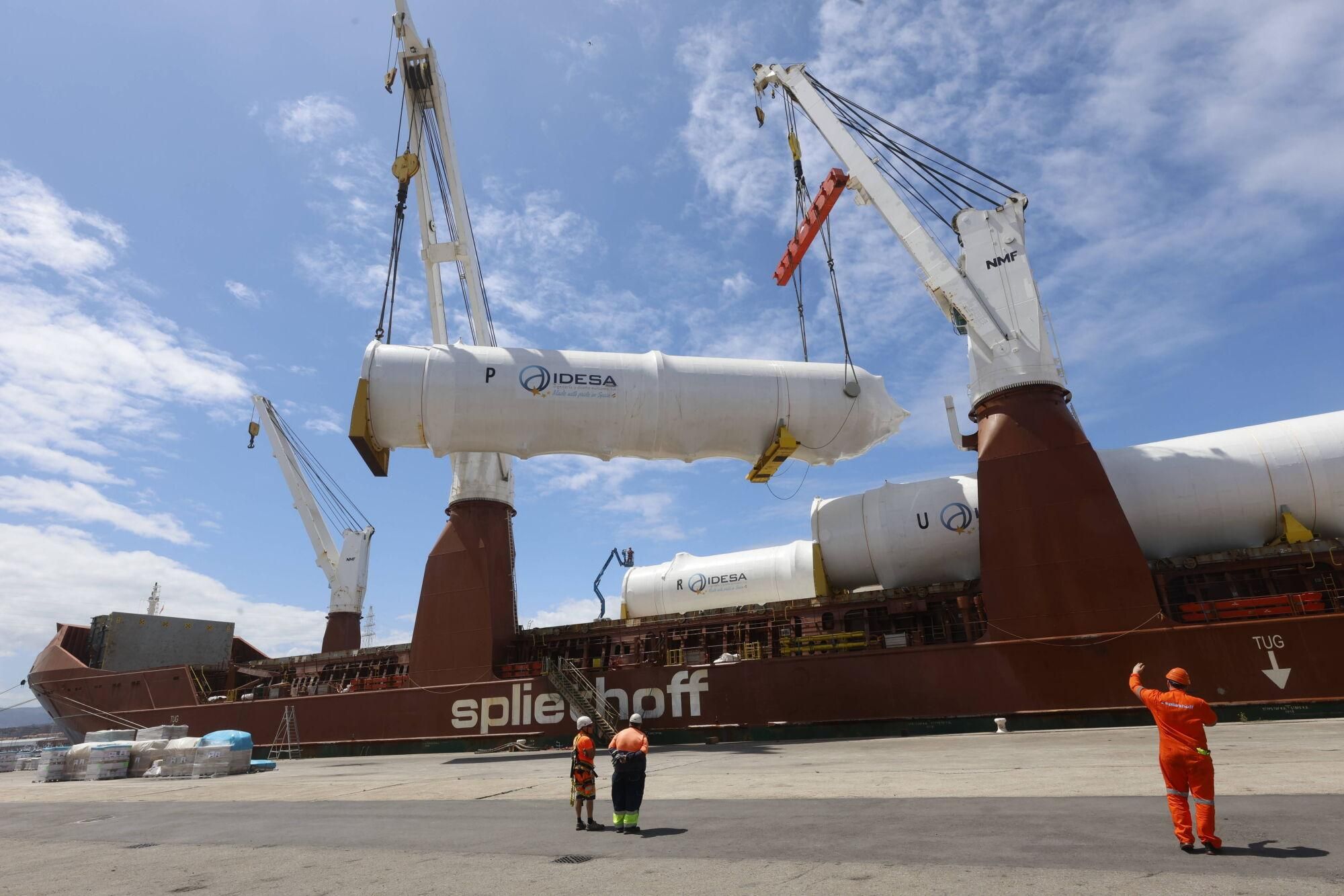 En imágenes: Así fue la carga en el Puerto de Avilés de nueve colosales depósitos de CO2 fabricados por Idesa