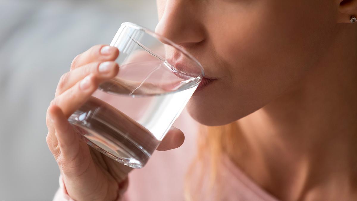 Esto es lo que pasa a tu cuerpo si bebes agua al levantarte