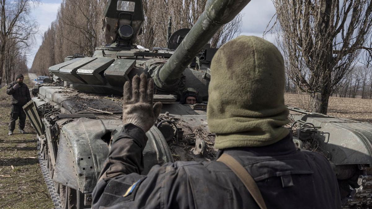 Soldados ucranianos junto a un tanque ruso capturado en la localidad de Lukyanivka, cerca de Kiev.