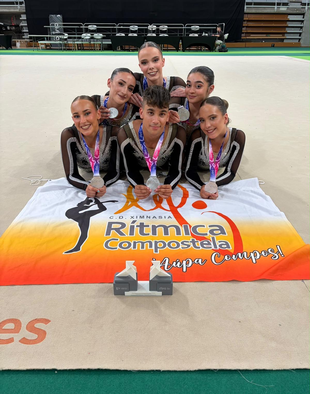 El conjunto Senior Mixto del Rítmica Compostela.