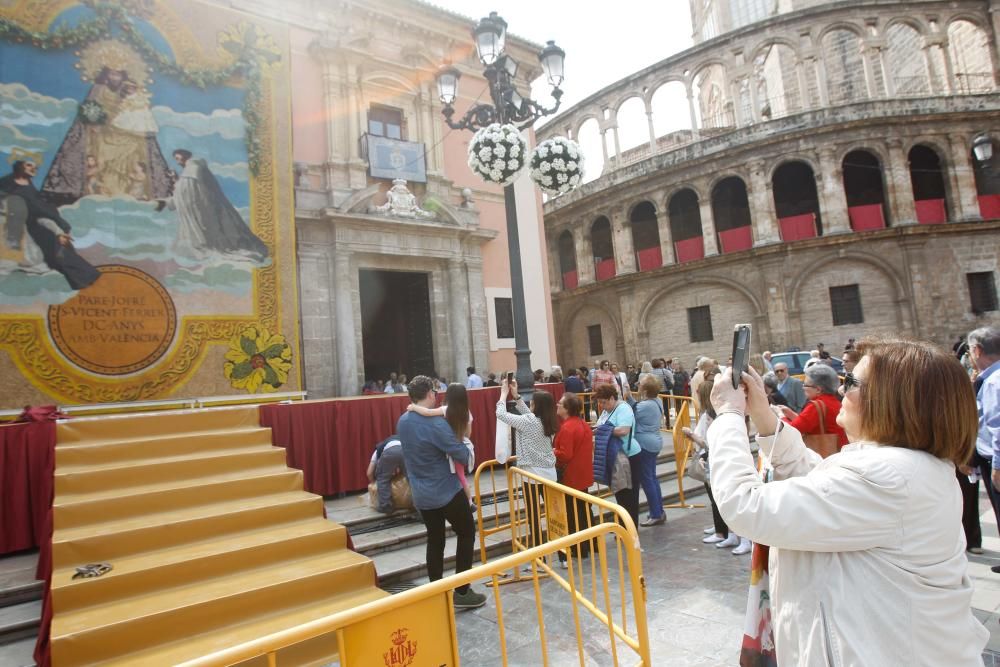 Numerosas personas acuden a la plaza de la Virgen de València para contemplar el tapiz floral