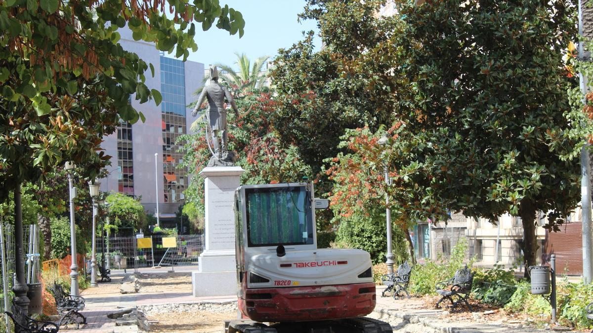 El pavimento ya levantado en el paseo central de la avenida de Huelva de Badajoz.