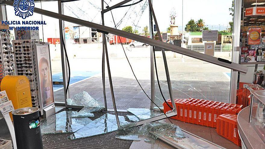 La puerta principal del supermercado, destrozada tras el alunizaje.