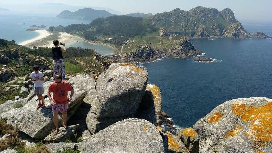 Vista de las Islas Cíes desde el mirador del Alto do Príncipe. // FDV