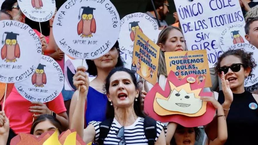 PSOE y Vox exigen "actuaciones urgentes" en los colegios para paliar los efectos de las temperaturas extremas