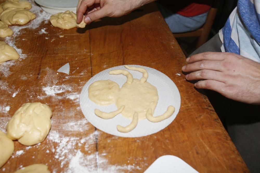 Forn de Manuela. Primer premio de monas y segundo de torta de pasas y nueces.