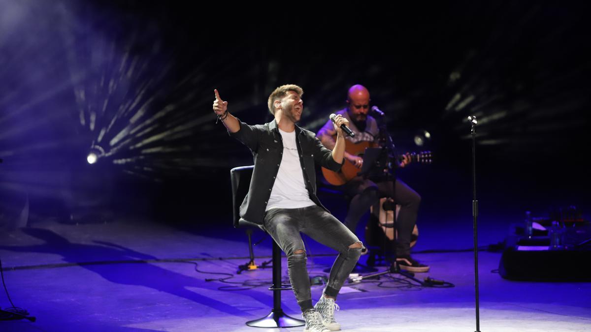 Antonio José en un concierto en el Teatro de La Axerquía.