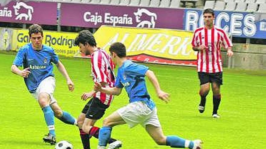 Una acción del Oviedo B-Siero disputado ayer en el Carlos Tartiere.