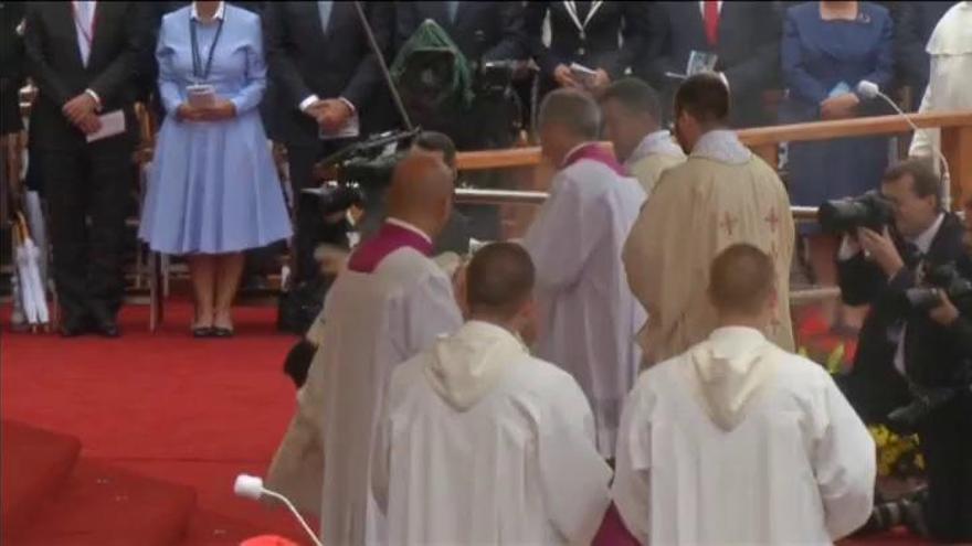 El Papa se cae durante la misa de las Jornadas de la Juventud