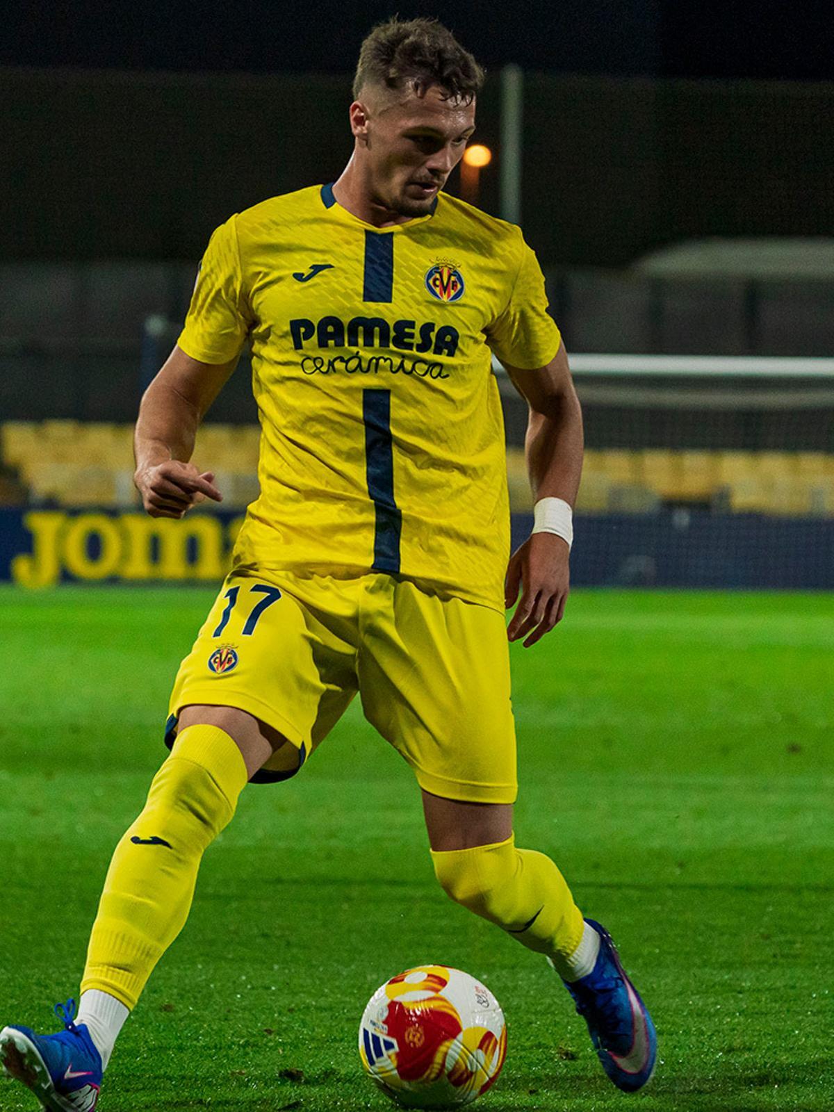 Pau Cabanes, con el balón controlado en su regreso al Villarreal B nueve meses después.