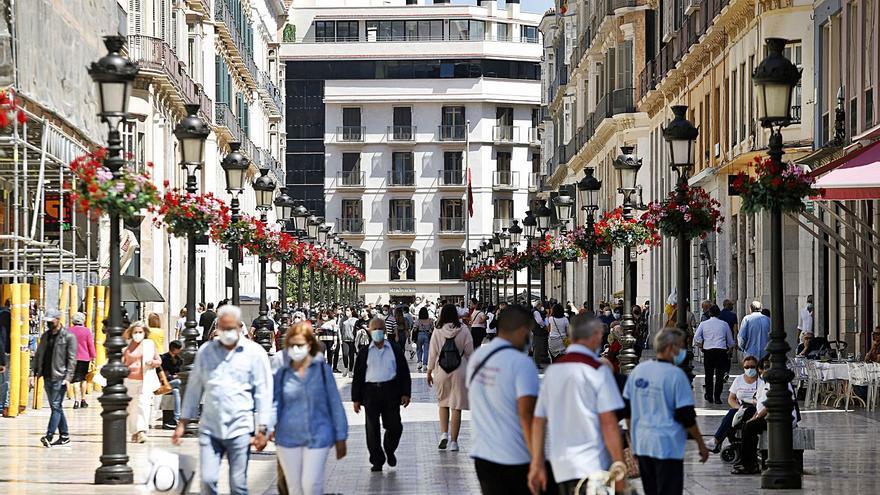 Paseantes en el centro de Málaga capital.