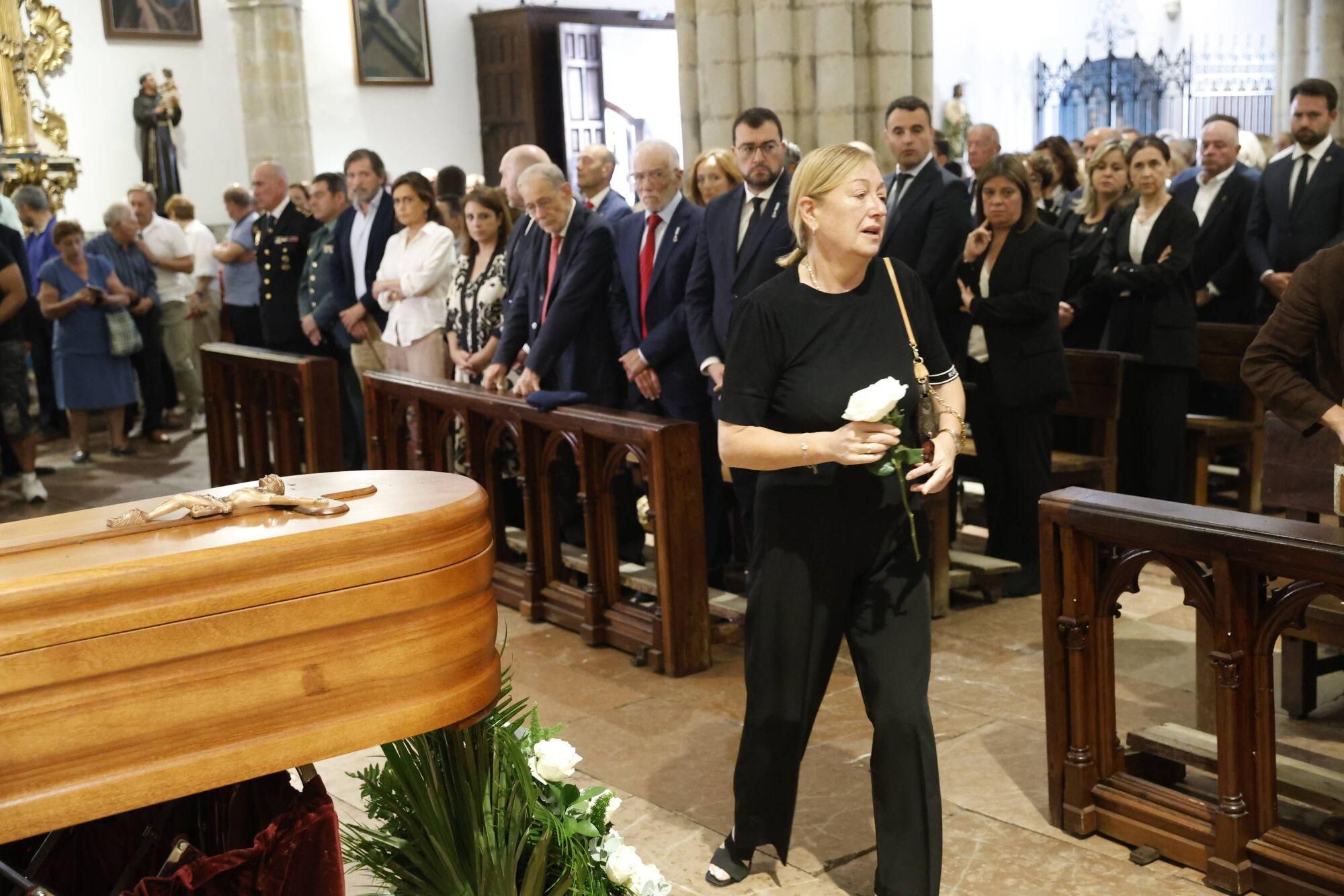 Las imágenes del funeral de Antonio Trevín en la basílica de Llanes.
