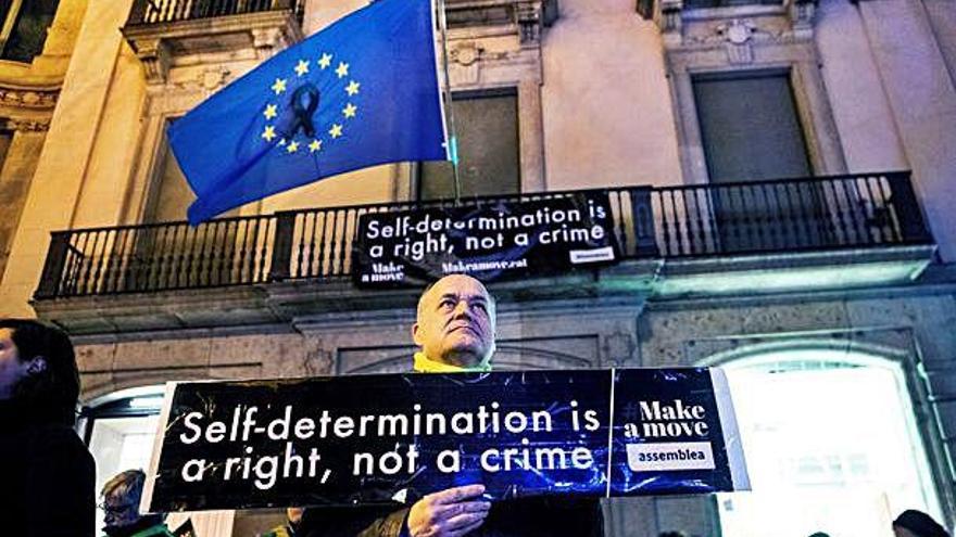 Manifestants, davant la seu de la Comissió Europea a Barcelona.