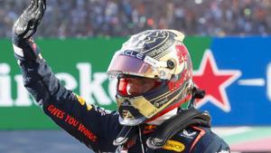 Verstappen saluda a los aficionados después de imponerse en la carrera al sprint