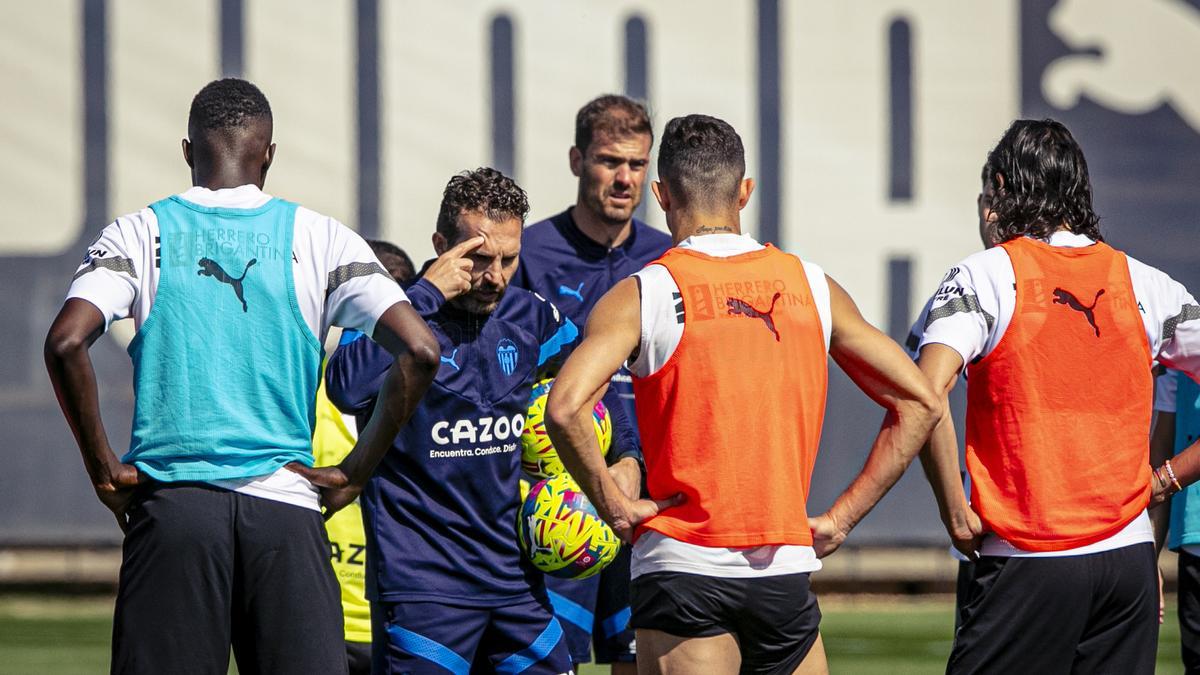 Rubén Baraja, dando instrucciones, durante un entrenamiento del Valencia