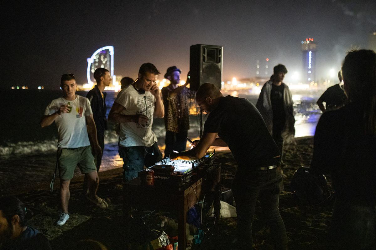 La verbena regresa a la playa en Barcelona