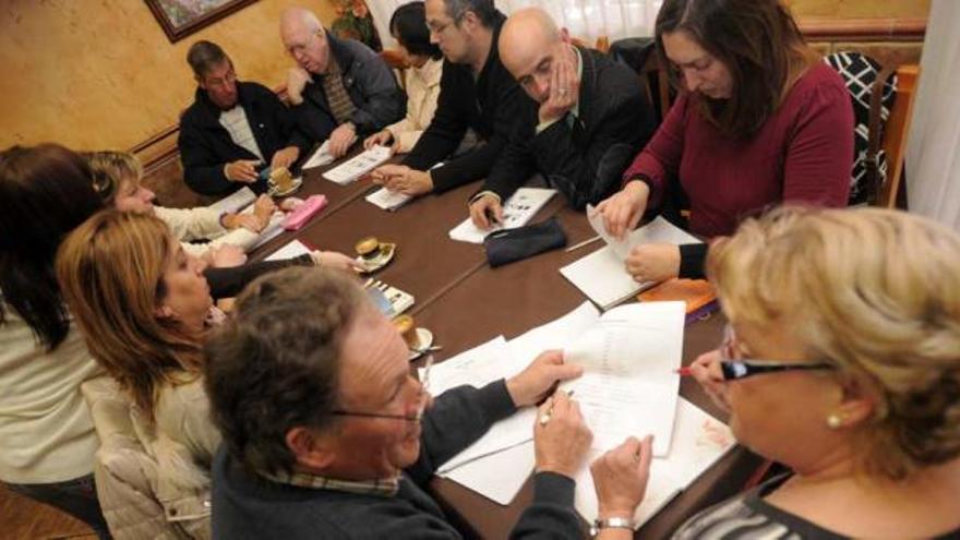 Los participantes se reúnen en cafeterías de la ciudad o en dependencias municipales para realizar las sesiones.