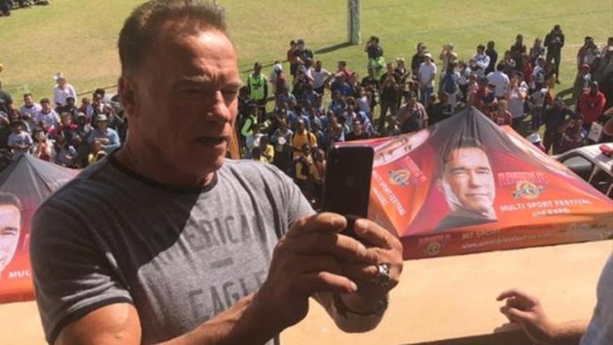 Vídeo: Arnold Schwarzenegger, agredido violentamente con una patada voladora