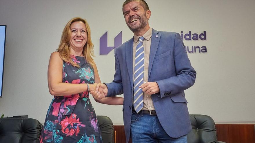 Rosa Dávila, presidenta del Cabildo de Tenerife, y Francisco García, rector de la Universidad de La Laguna, se dan la mano tras firmar el convenio .