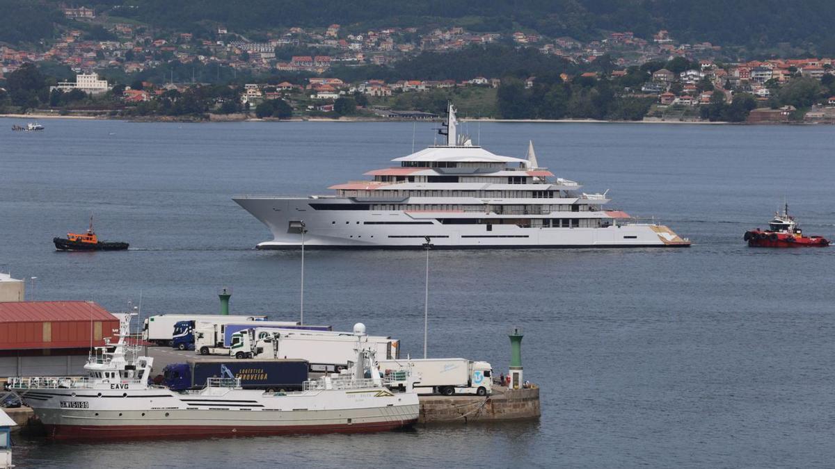 El “C-724”, ayer en la ría de Vigo.