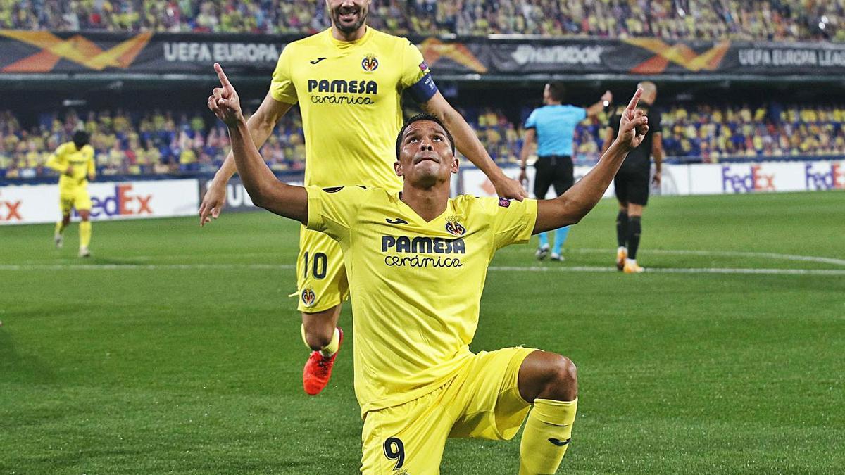 Bacca celebra un gol ante el Macabbi por delante de Vicente Iborra.  | EFE/ALBERT GEA