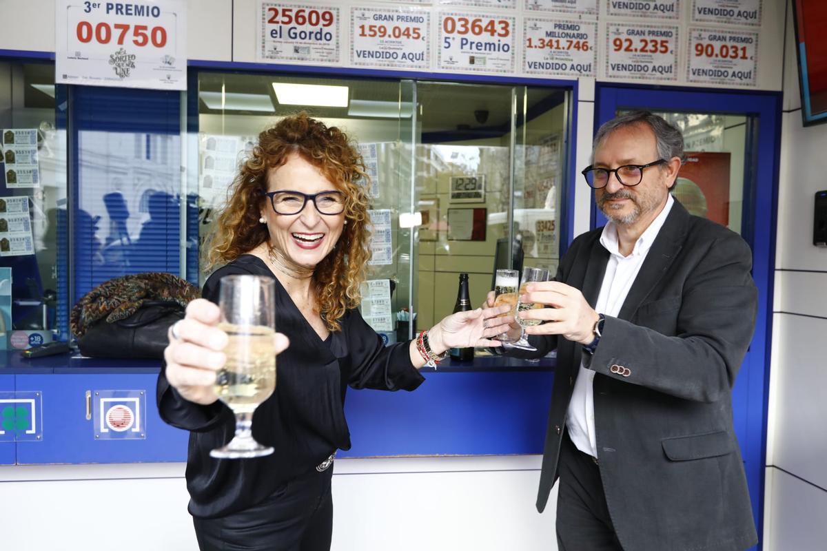 La Lotería del Rosario en la calle Don Jaime de Zaragoza ha repartido un quinto premio