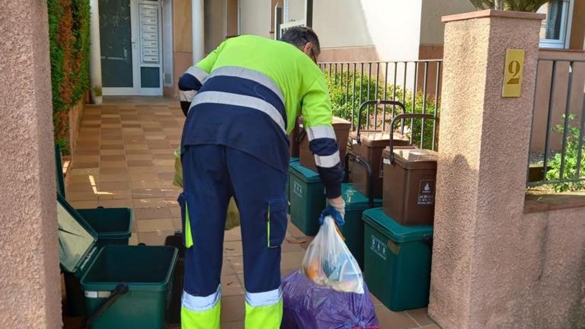 Un treballador recollint l’orgànica del porta a porta.
