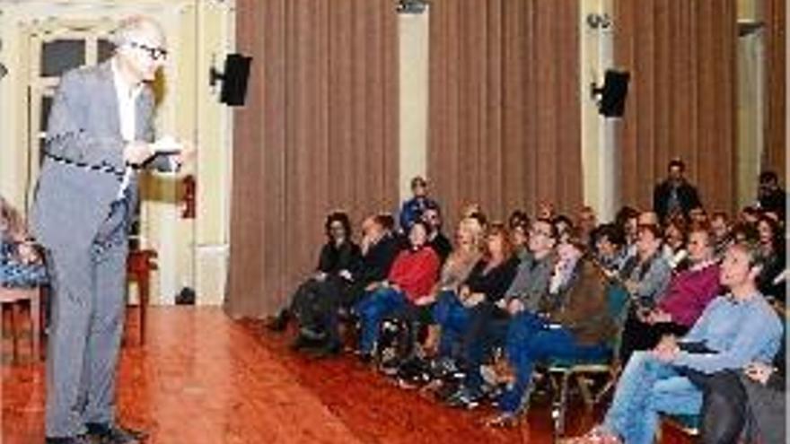 El candidat Albert Testart, durant la conferència, ahir al vespre.