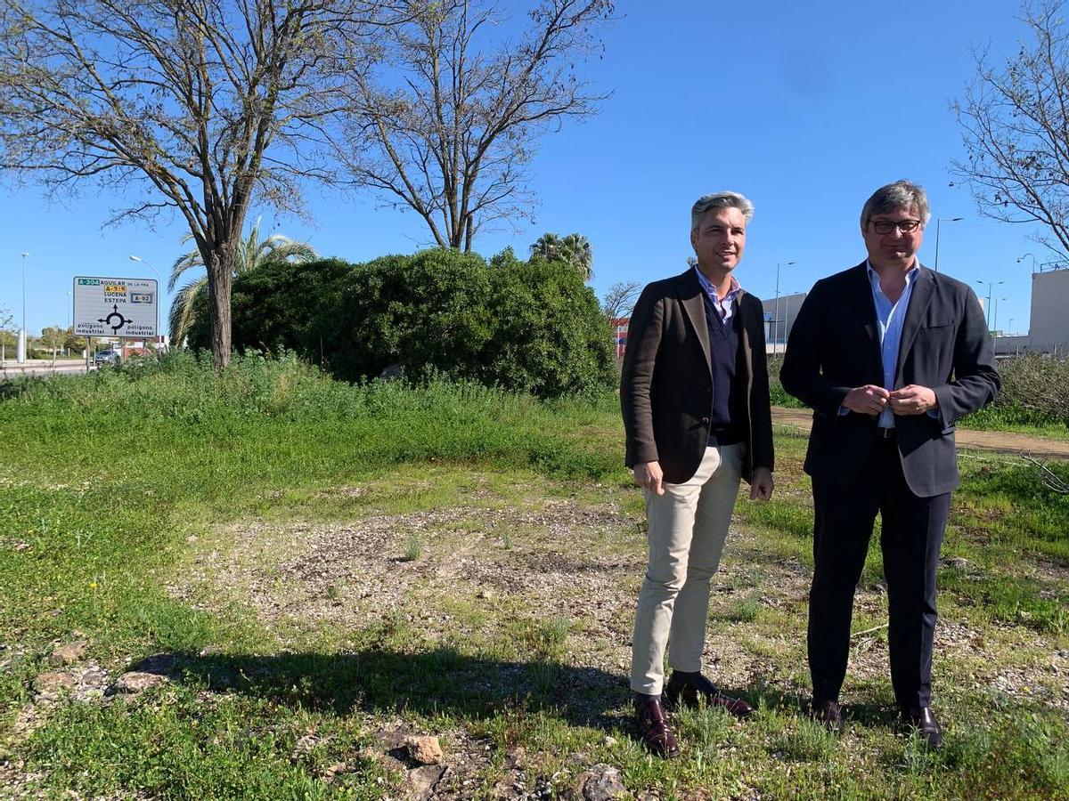 Andrés Lorite y Sergio Velasco, que la zona en la que se va a intervenir con el PFEA a la entrada de Puente Genil.