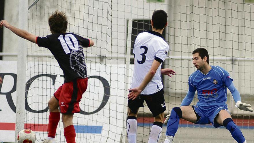 El portero Javi Díaz, en el encuentro ante el Zamora CF hace dos temporadas en el Hermanos Antuña.