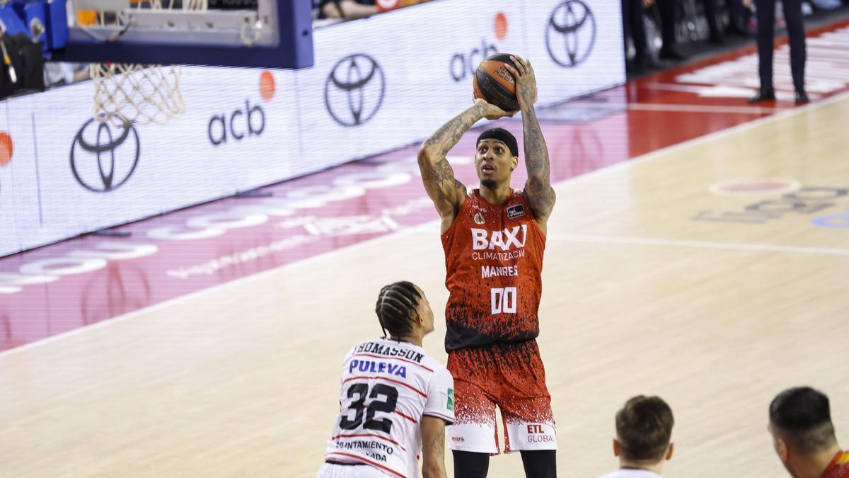 Devin Robinson tira a cistella en el partit contra el Granada