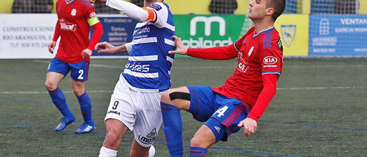 Wisi y David Iglesias pugnan por un balón