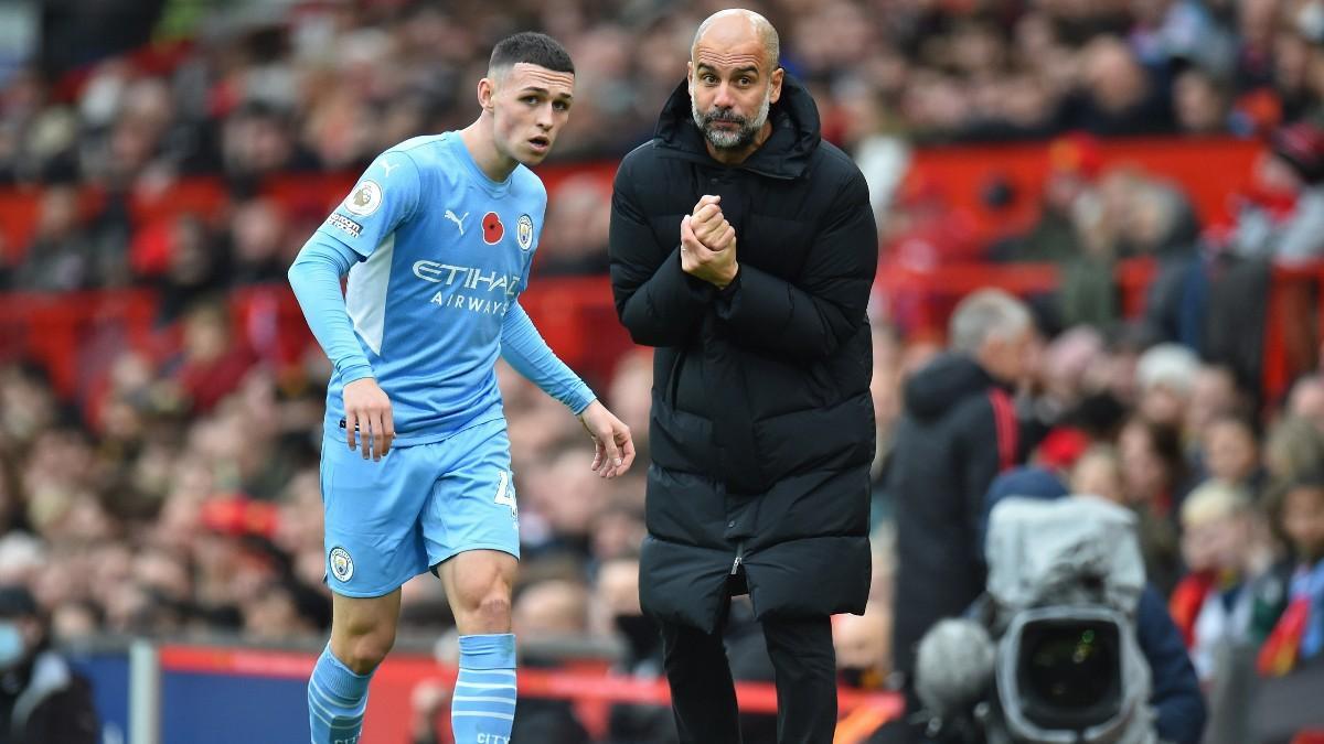 Guardiola dando instrucciones a Foden