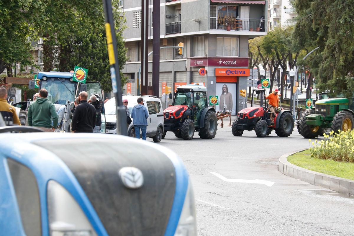 La plaça Imperial Tarraco de Tarragona, cortada por la marcha lenta de los tractores, este martes.